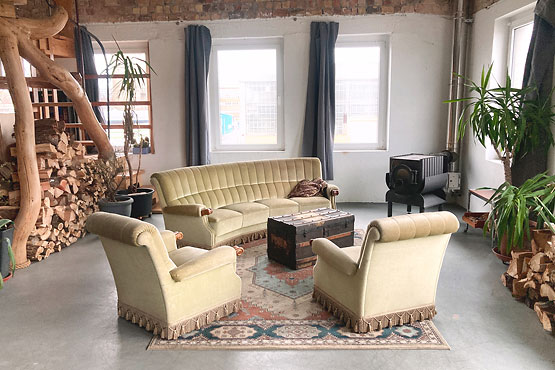 Gemütliche Sofa-Ecke mit Holzofen